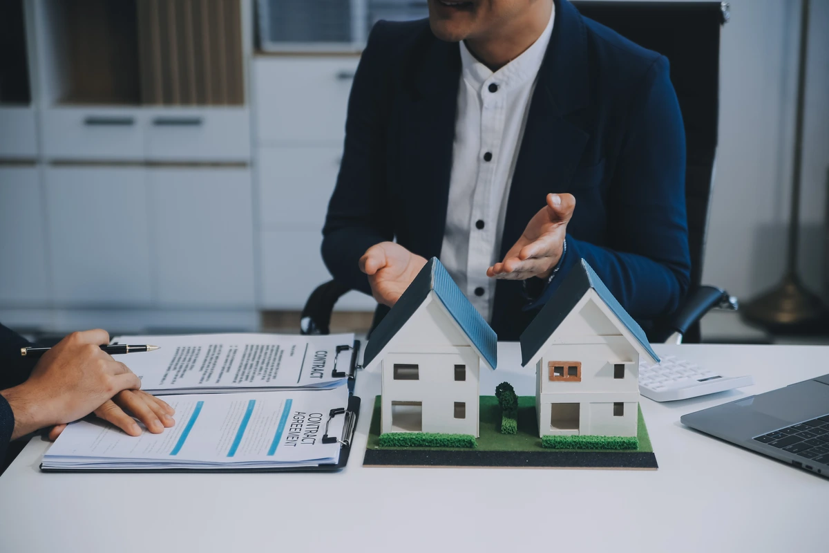 Wondering who gets the house in a divorce in Australia? Learn how property settlement works, what affects outcomes and when to get legal help.